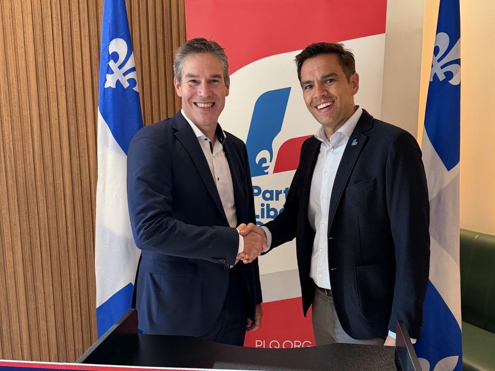 Nicolas Plourde serre la main de Charles Milliard, chef du Parti libéral du Québec