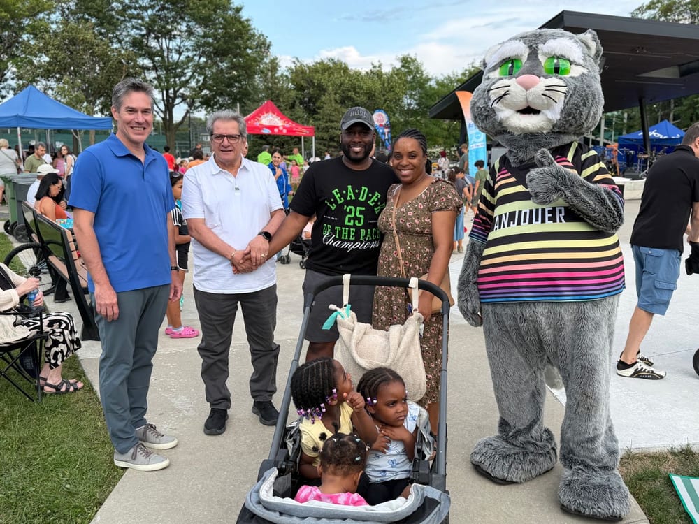 Nicolas Plourde en compagnie d'une jeune famille et de la mascotte Anjouer lors d'une fête de quartier