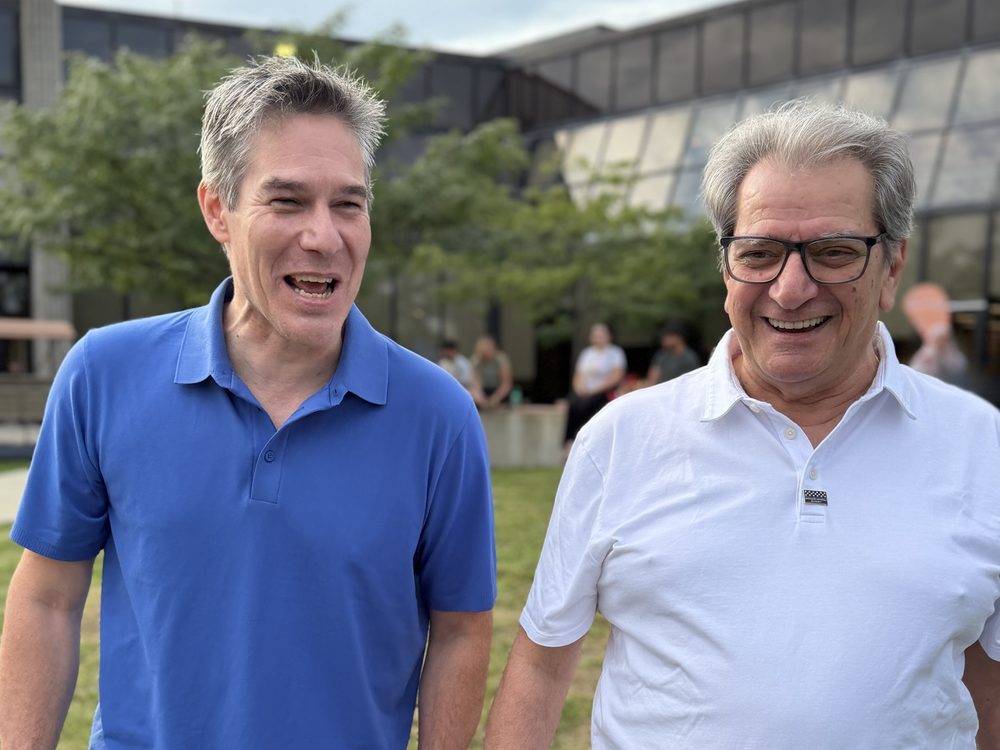 Nicolas Plourde et Michel, bénévole engagé dans la circonscription depuis 35 ans